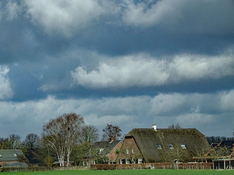 AL02.jpg - Alweer een mooie lucht. Met een goede belichting. Hier hoefde voor een goede foto er doordat de wolken al donker zijn geen belichtingscorrectie naar de - te worden ingesteld.