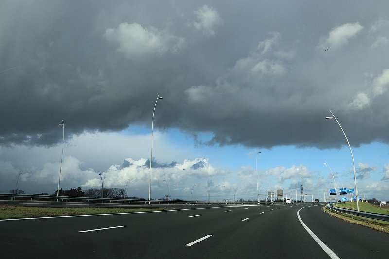 AM02.jpg - Als bijrijder moet je ook onderweg je camera eigenlijk altijd paraat hebben. Dat geeft vaak mooie opnamen van wolkenluchten.