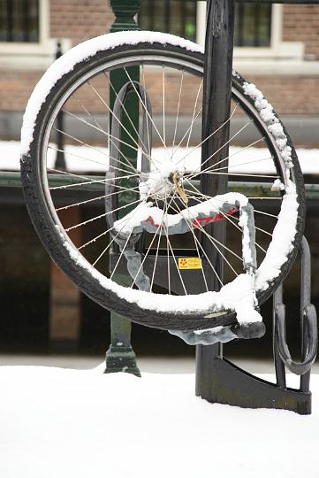AF03.JPG - Zielig alleen en verlaten dit wiel. De belichting had iets donkerder gemogen. Er zit nu net geen detaillering meer in de sneeuw. En ook het zwart van de band had iets donkerder gemogen.
