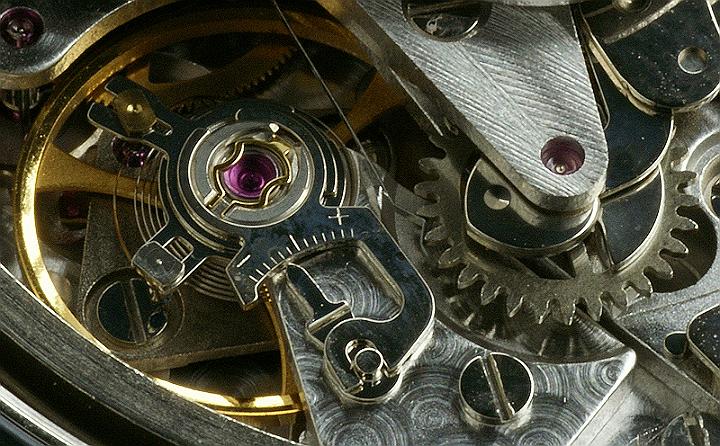 AG01.jpg - Mooi belicht dit detail van een uurwerk. Zelfs bovenin het donkere deel zit nog net genoeg detail.