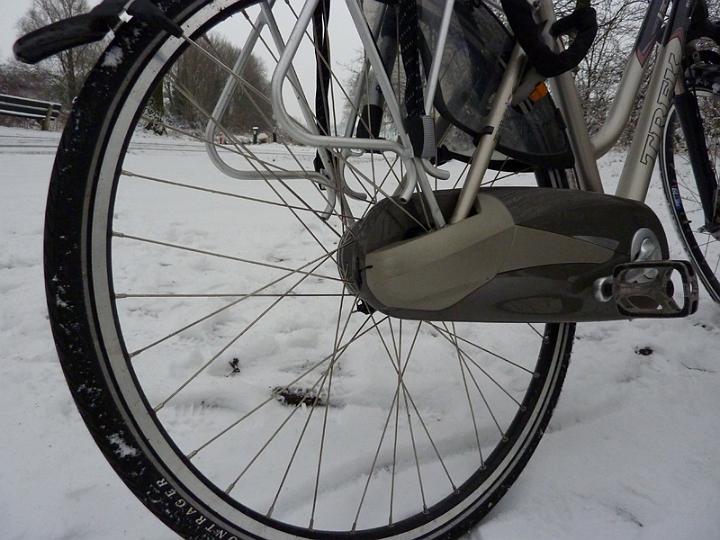 AH02.jpg - Automatische witbalans en belichting is bij sneeuw niet altijd ideaal. Iets overbelicht +1/3 diafragma en witbalans op bewolkt had waarschijnlijk wat mooiere witte sneeuw gegeven.