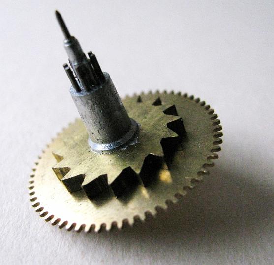 AK01.jpg - Mooi zo'n supermacro van zo'n tandwiel. Ik om wat minder beeldruis te krijgen voor een lagere ISO waarde hebben gekozen. Als de camera dit zelf heeft gekozen, dan via het functiemenu met de hand de ISO waarde van AUTO afhalen. Statief is dan uiteraard wel noodzakelijk.