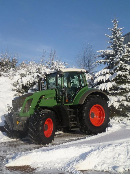 AR02.JPG - Een hele mooie winterse foto deze trekker. Het lijkt op deze foto trouwens of er een vette vinger op het objectief van je camera zit. (Die wazige vlek bij de neus van de trekker)