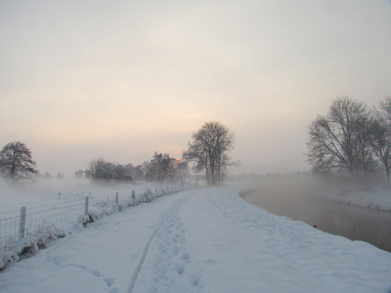 AS01.jpg - Een heel mooi winters plaatje. Als je meer had ingezoomd, dan had er wat minder witte (kale) voorgrond geweest, en had de opkomende zon veel duidelijker aanwezig geweest.