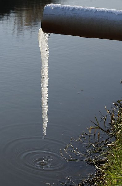 AH02.jpg - Fraai die grote ijspegel met onder in beeld de op spattende druppels.