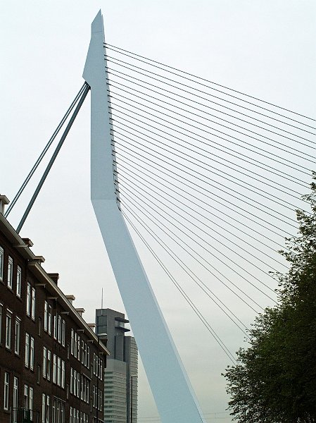 AC01.jpg - Door de platte weergave van een foto lijkt het hier bijna of de brug over het oude blok heen staat. Zowel in de lichte als donkere parijen een mooie doortekening.    