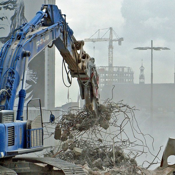 AC03.jpg - Deze foto met die kranen en gebouwen in de nevel op de achtergrond en die sloopkraan in actie een hele mooie combinatie en compositie.