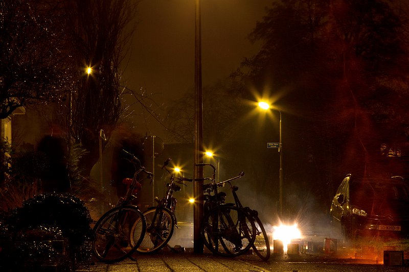 AE03.jpg - Al dat geflits van het vuurwerk, de voorgrond en het lage camera standpunt geven deze foto net even wat extra's.