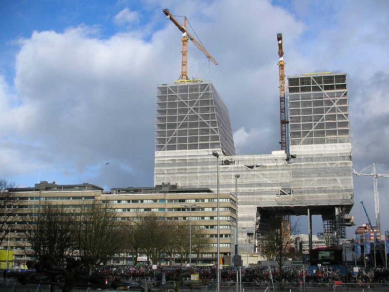 AM02.jpg - Ook dit is een goed voorbeeld van oud en nieuw. Mooi met die wolken er achter geeft het net een wat levendiger beeld.      