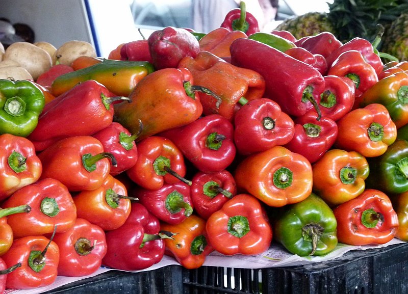 AE01.jpg - Mooi al die opgestapelde paprika's. Een kleurrijk geheel, goed van belichting en scherpte.