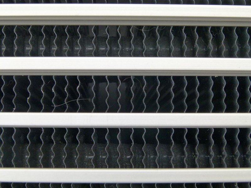 AK02.jpg - Goed belicht. De camera heeft alleen net niet helemaal haaks ten opzichte van de radiator gestaan waardoor de lijn aan de onderkant wel haaks loopt en aan de bovenkant wat scheef loopt.