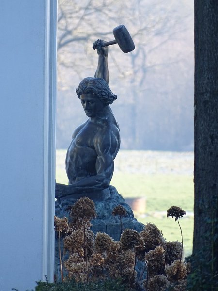 AE02.JPG - Goede scherpte en belichting. De witbalans had wat warmer gemogen (de stand bewolkt of schaduw had het minder blauw gemaakt) Wat betreft de compositie had ik geprobeerd om aan de linkerkant van het beeld meer ruimte te maken.