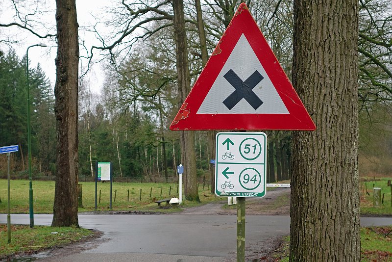 AH01.jpg - Ik had hier het verkeersbord wat meer naar de rechterzijkant geschoven. Zodat het wat meer zicht op het kruispunt zou hebben gegeven.