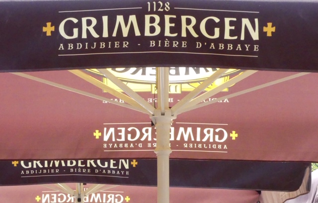 AG01.jpg - Leuk de herhaling. Zowel in spiegelbeeld als in het leesbare beeld. Je had alleen met een iets lager camera standpunt de tekst van de tweede parasol ook compleet in beeld kunnen krijgen. Met het kantelbare display op de camera is een wat lager camerastandpunt makkelijk te doen.