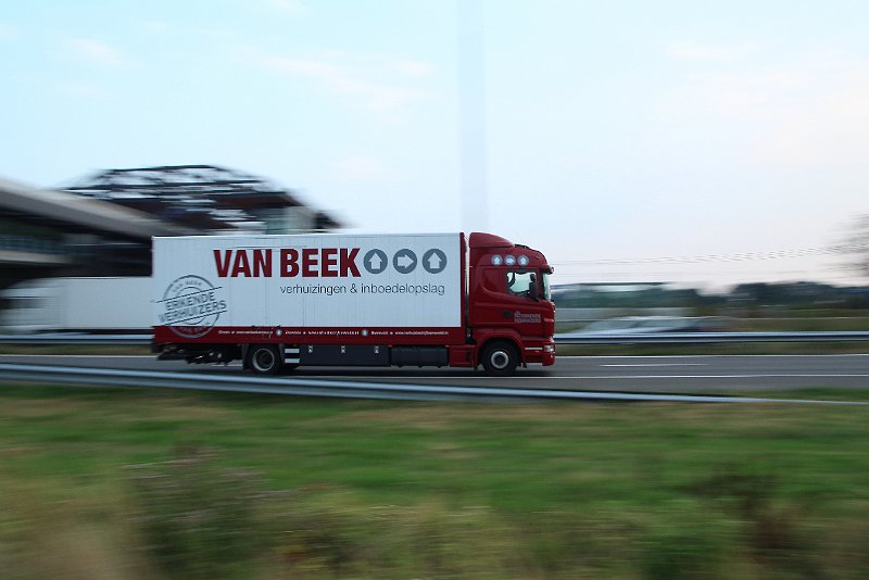 AJ01.jpg - Heel mooi meegedraaid deze foto. De vrachtwagen is perfect scherp. En door het meedraaien een goed onscherp achtergrond waardoor de snelheid duidelijk te zien is.