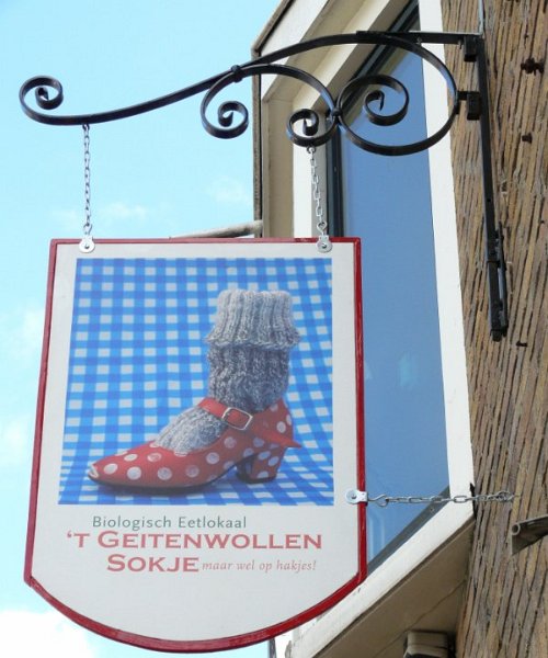 AB03.jpg - Wellicht zou een polarisatiefilter de kleuren van het uithangbord nog wat hebben verbeterd. (Doordat er minder reflectie op het bord zichtbaar zou zijn geweest.)