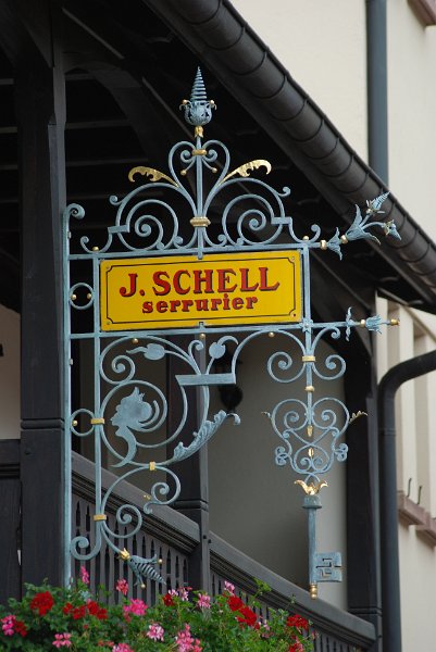 AF01.jpg - Je moet goed kijken op dit uithangbord om te zien dat deze mijnheer slotenmaker van beroep is.