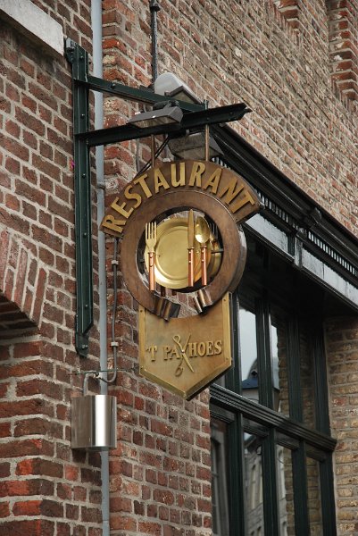 AF02.jpg - Mooi uithangbord. Ik vraag me af of meer langs de gevel heen fotograferen niet een mooier plaatje zou hebben gegeven. De achtergrond zou dan wellicht minder druk kunnen zijn.
