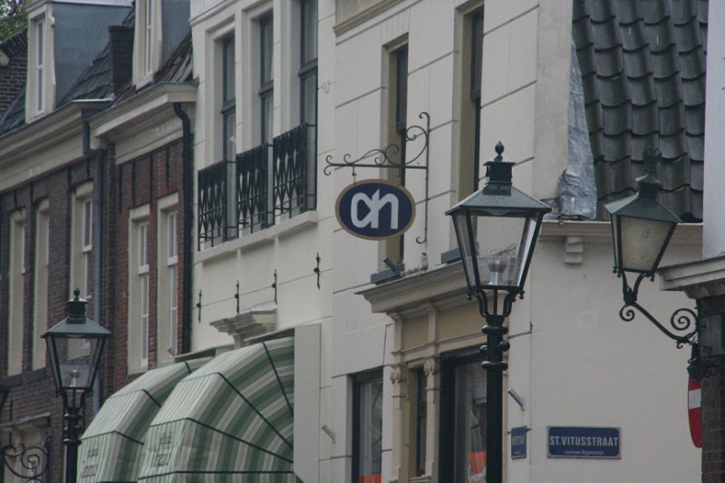 AI02.JPG - Wat een uithangbord in stijl. Als je hier meer op in had gezoomd dan was het hoe en waarom van zo'n Albert Heijn uithangbord volkomen onduidelijk geweest.