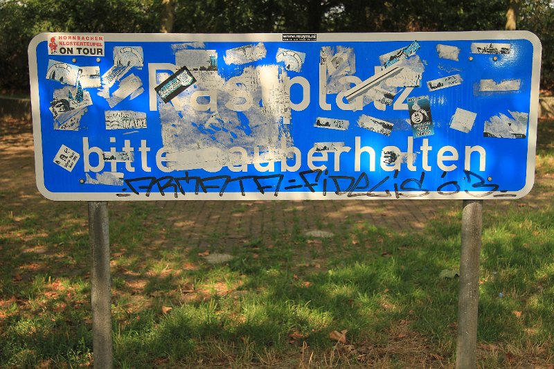 AM01.jpg - Een "reclame"bord wat nauwelijks meer zichtbaar is door alle sticker restanten die er op zijn geplakt.