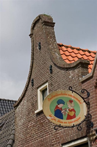 AN03.jpg - Goed belicht. Ik zou hier denk ik er wel voor hebben gekozen om alleen het uithangbord in beeld te hebben genomen. De gevel voegt niet echt iets aan de foto toe.