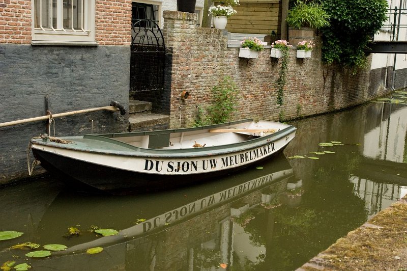 AQ03.jpg - Geen uithangbord, maar een uithangboot. Goed belicht.