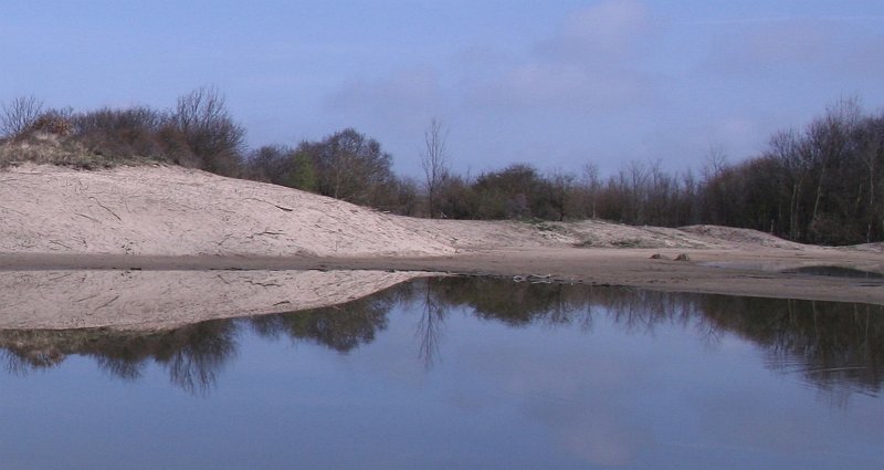 AL03.jpg - Door het spiegelgladde wateroppervlak hier een hele mooie symmetrie.