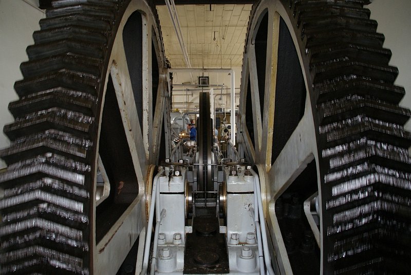 AR01.JPG - Deze twee grote wielen van een machine geven een prachtige symmetrie.