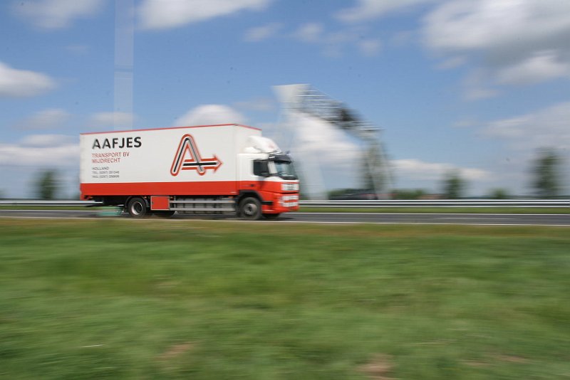 AA01.jpg - Door een iets kortere sluitertijd te nemen (diafragma F16 of F11 in plaats van 22) had waarschijnlijk de vrachtauto tijdens het meedraaien wel helemaal scherp geweest.