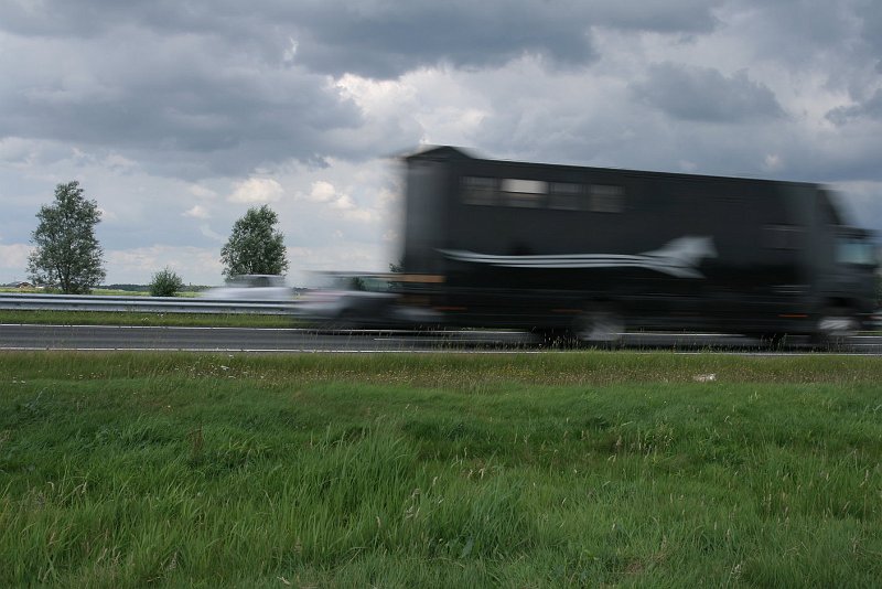 AA02.jpg - Door hier niet mee te draaien wordt het verkeer wazig en de vrachtauto onscherp. De foto had naar mijn idee wel iets eerder moeten worden genomen, de vrachtauto rijdt nu het beeld uit.