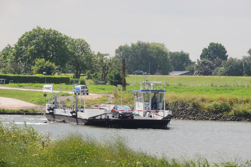 AB02.jpg - Ook al zo'n Nederlands plaatje een pont over de rivier. Ook deze heeft weer een prima belichting.          