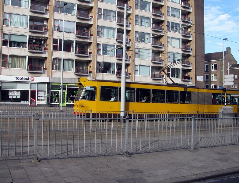 AC02.JPG - Jammer dat de mast in het midden duidelijk laat zien dat de camera niet helemaal recht is gehouden. Met zoveel lijnen in beeld moet je oppassen dat je niet schijn ten opzichte van je onderwerp staat. Daardoor gaat het beeld deels scheef staan. (Let maar op de muur van de flat aan de rechterkant die staat wel recht. Het onderwerp is eigenlijk geen vrachtvervoer.