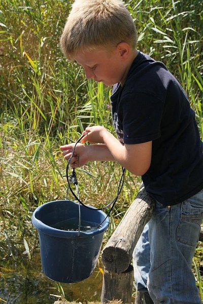 AG02.jpg - Een hele leuke foto. We zullen maar zeggen dat er hier een vrachtje water wordt vervoerd.