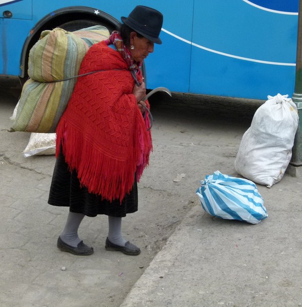 AJ01.JPG - Vrachtvervoer op z'n Zuid Amerikaans. Leuk ook die vierkante uitsnede. Ik zou alleen iets meer ruimte aan de bovenkant hebben gelaten. De vrouw stoot nu bijna haar hoofd aan de bovenkant.