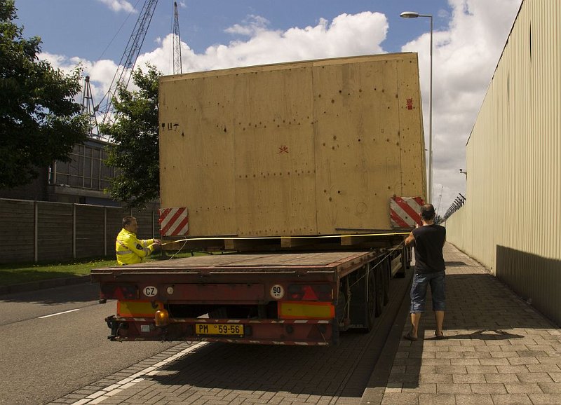 AK01.JPG - Een flinke vracht. Ik vrees dat de vrachtwagen chauffeur niet erg blij was. Ik neem aan da de politieman links wat op z'n vrachtje had aan te merken. Duidelijk een foto met een verhaal.