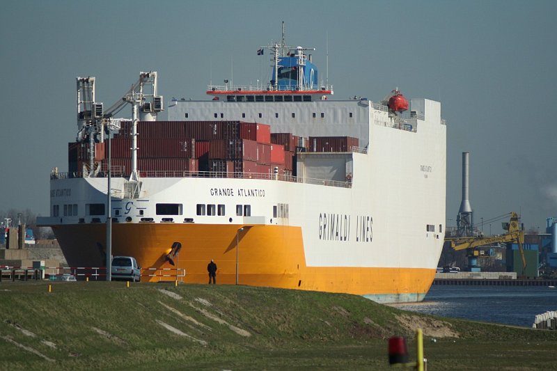 AL02.JPG - Door deze compositie met die auto en man in beeld op de voorgrond besef je extra goed hoe groot zo'n schip is.