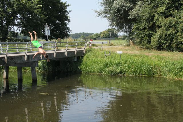 AC02.jpg - Goed gekozen sluitertijd om de sprong te bevriezen. Het beeld had nog wel wat meer mogen worden ingezoomd.