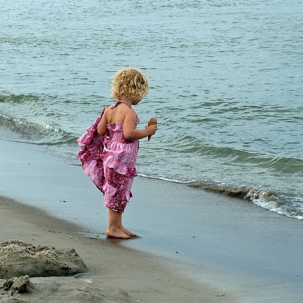 AE02.jpg - Met een ijsje in je hand aan de rand van de zee.