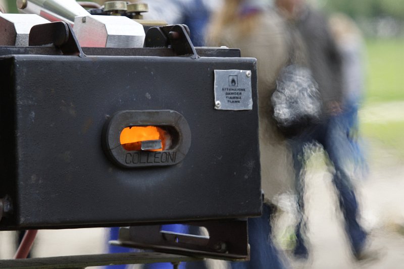 AJ02.jpg - Bij deze oven is het zo heet dat je rechts de lucht prachtig ziet trillen. Als je dat op een warme zomerdag bijvoorbeeld boven een weg wilt vastleggen moet je dat met een flink teleobjectief van minimaal 200mm proberen. En zelf ook vlak boven de grond blijven.