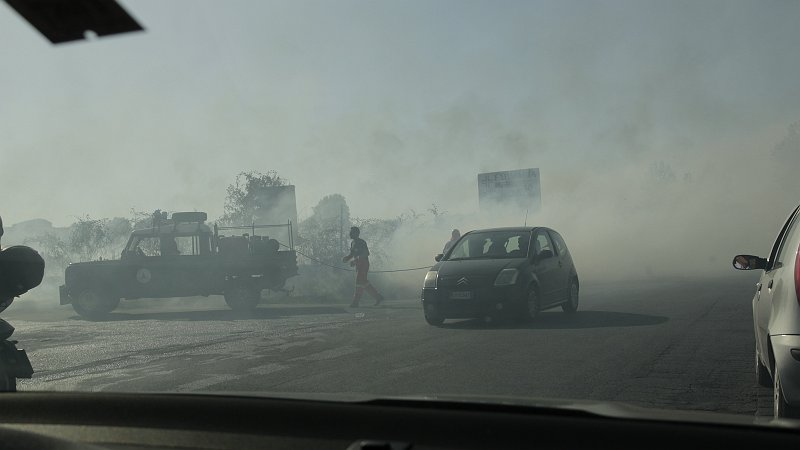 AK01.jpg - Bij een brand komt er ook flink wat hitte vrij. Flink wat rook, en waar rook is is vuur. Goed belicht zo vanuit de auto door de voorruit.