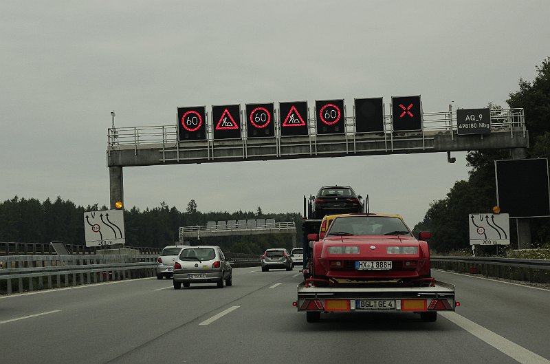 AA01.jpg - Meestal word je niet blij als je deze aanduiding boven de weg ziet. Maar als de opdracht van de maand 60 is dan is dat toch iets anders. Goed belicht en ondanks het feit dat je er toch redelijk snel langs heen rijdt staat het er goed op.