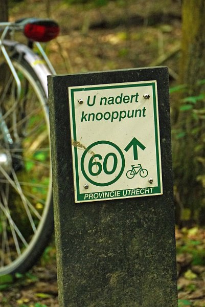 AF02.jpg - Jammer dat het paaltje niet recht van voren is genomen met meer van de onscherpe fiets er achter. Had volgens mij de foto iets krachtiger gemaakt.