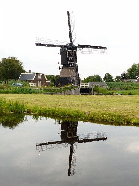 AE01.jpg - De molen met zijn spiegelbeeld geeft een heel mooi beeld, ook goed van belichting en scherpte. Alleen jammer dat de horizon niet echt recht staat.