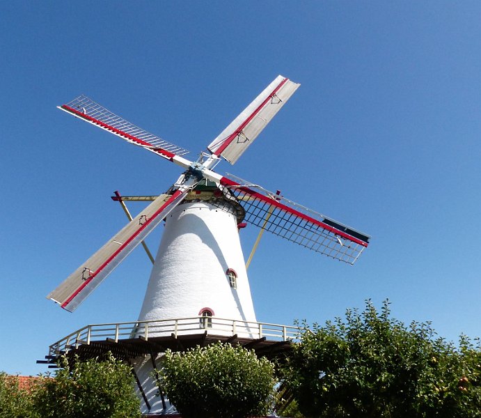 AE03.jpg - Ook weer een mooie molen. Ondanks het felle wit is de belichting precies goed.