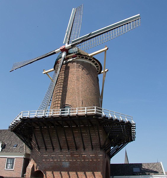 AF01.jpg - Een molen die door het gebruik van de groothoek wat achterover lijkt te vallen. Probeer bij dit soort onderwerpen liever wat verder naar achter te gaan staan en wat meer in te zoomen. Alleen is dat wat de ruimte betreft helaas niet altijd mogelijk. Probeer dan in ieder geval het onderwerp vanuit een zo hoog mogelijk standpunt te fotograferen. Wat de scherpte en belichting betreft is er hier niets op aan te merken.