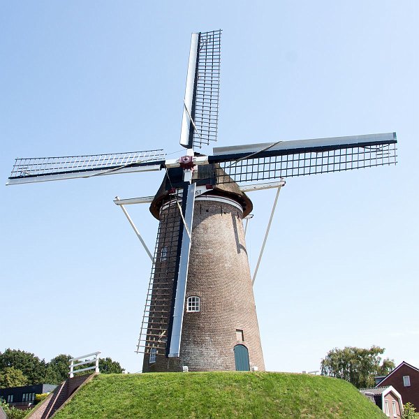 AF02.jpg - Deze molen is al van een wat grotere afstand genomen en helt aanzienlijk minder achterover. Goede belichting en scherpte.