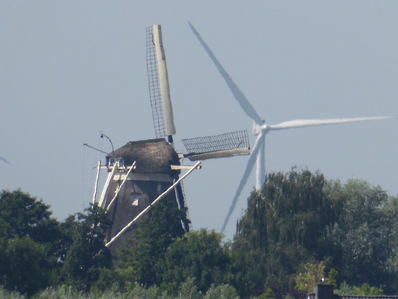 AG01.jpg - Twee soorten molens bij elkaar. Jammer dat er hier gebruik is gemaakt van de digitale zoom wat de detailering sterk achteruit laat gaan. Alles wordt wat vlekkerig en wazig daardoor.