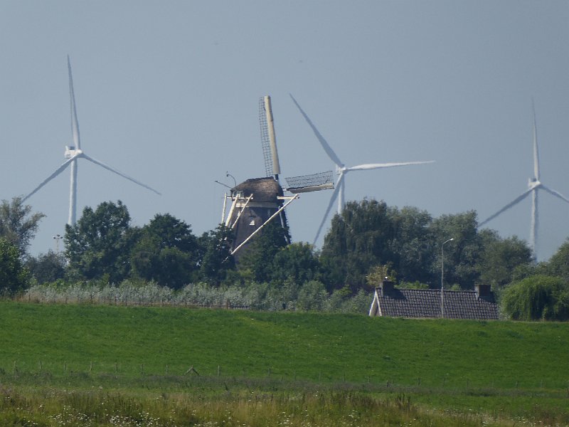 AG02.jpg - Goede belichting en scherpte. Voor dit soort camera's. De combinatie van oud en modern is net als bij de vorige foto heel goed.