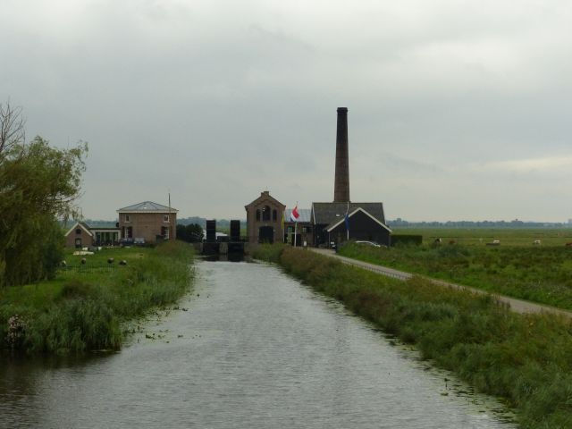 AH02.jpg - Door de relatief lichte lucht is het stoomgemaal net iets aan de donkere kant. Ook zou hij iets meer ingezoomd mogen zijn om de details van de Waterraderen beter te laten zien.