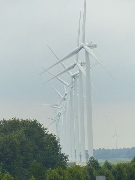 AH03.jpg - Als het een beetje nevelig is dan krijg je al snel een blauwige waas in beeld. En hoe meer je inzoomd hoe sterker dat wordt. Ook hier vind ik het jammer dat bij de voorste molen net de punt er niet helemaal op staat.